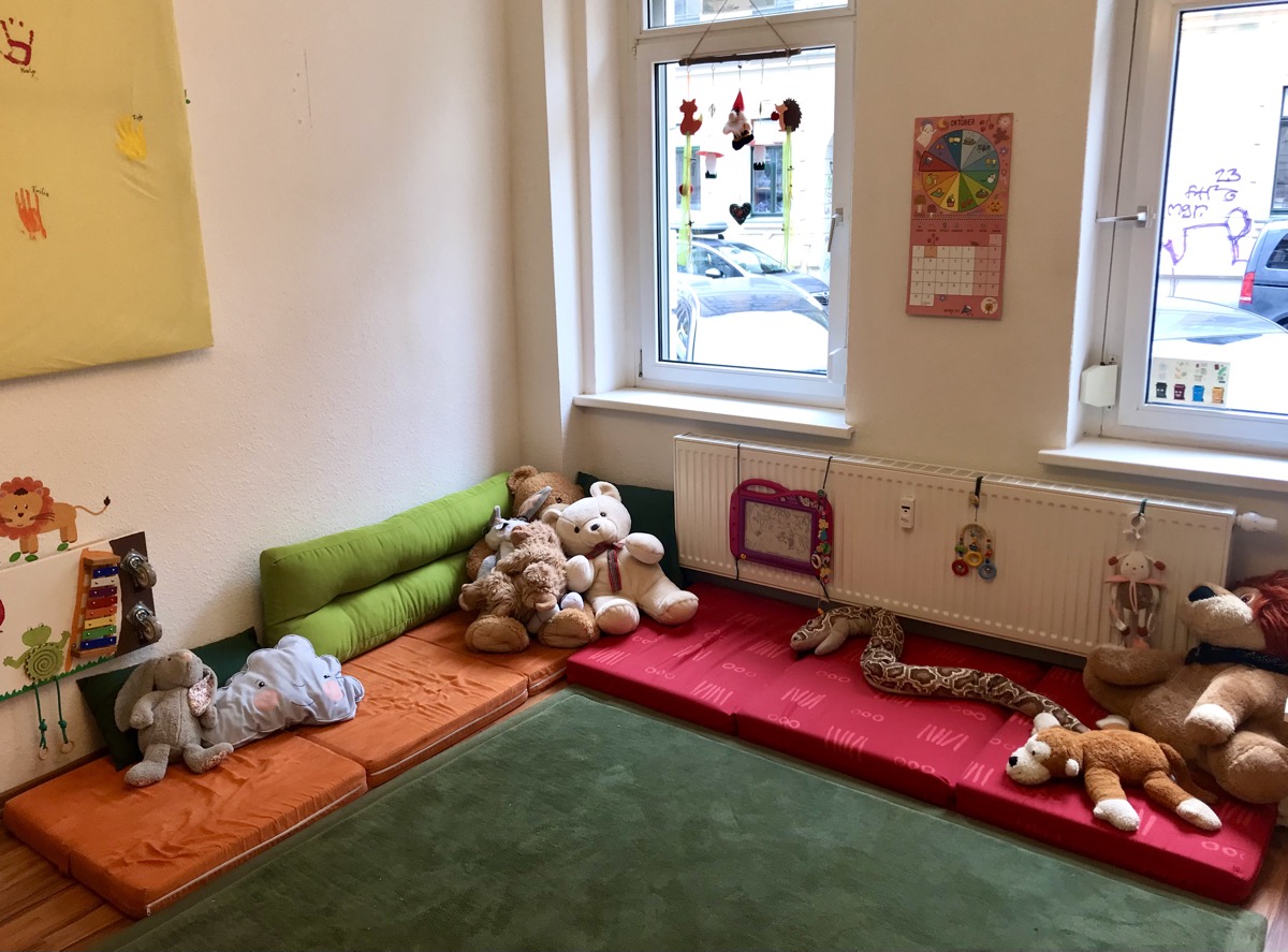 Egal ob zum Kuscheln, selber Bücher gucken, vorlesen oder toben: Die Kuschelecke ist für alles gerüstet.