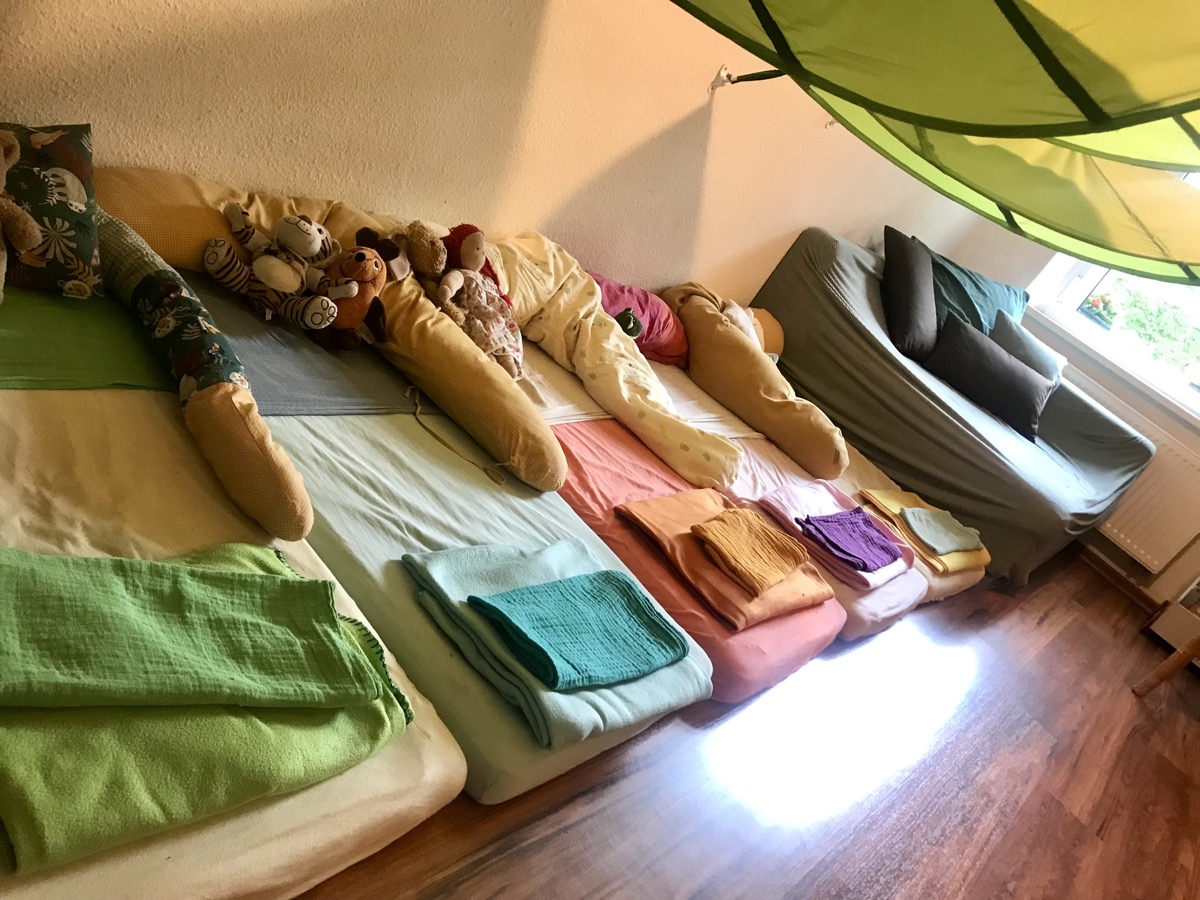 Vor dem Mittagsschlaf darf sich gemütlich eingekuschelt und der Gute-Nacht-Geschichte gelauscht werden. Danach geht es für jeden Zwerg in sein oder ihr eigenes Bett unterm Blätterdach.